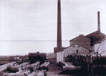 Chimeneas y almacenes de la fábrica