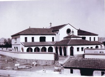 Escuelas y capilla vistas desde el patio