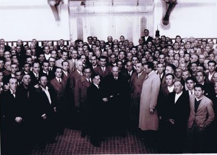 Grupo numeroso de trabajadores de la fábrica