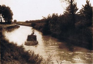 Remolcador con remolacha por el Canal Imperial