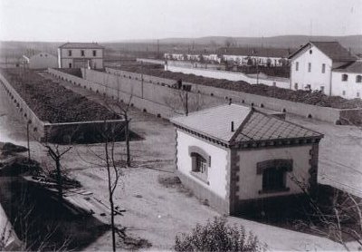 Silos de remolacha junto a las vías