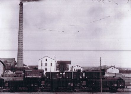 Tren de mercancías junto a la chimenea