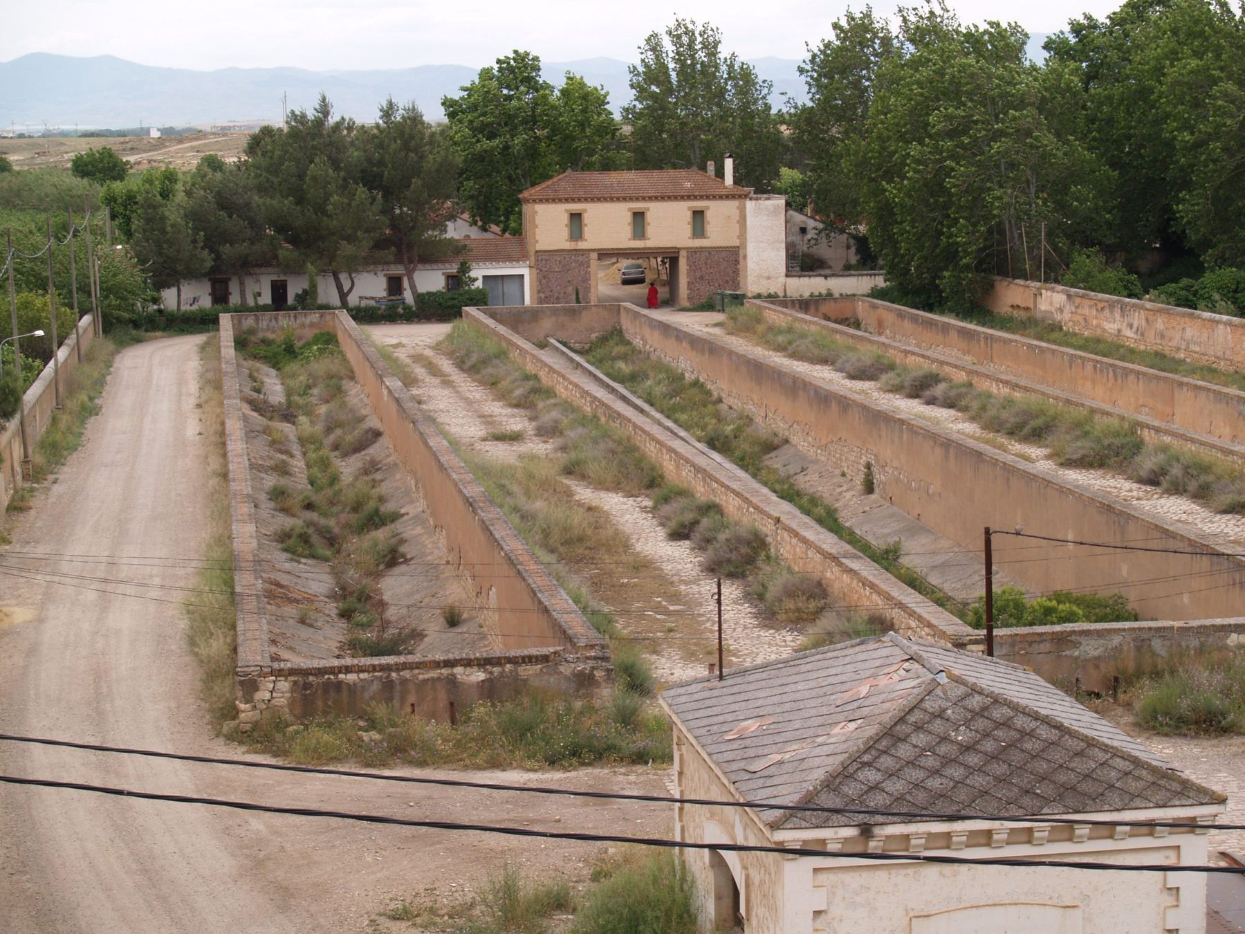 Balsa de decantación y edificio de la fábrica