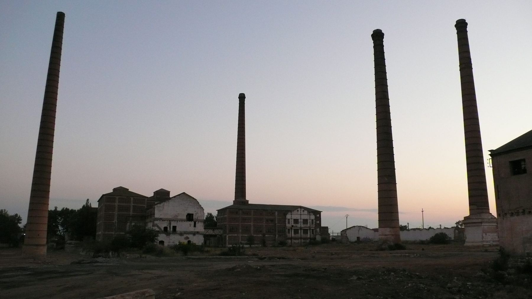 Las cuatro chimeneas al atardecer