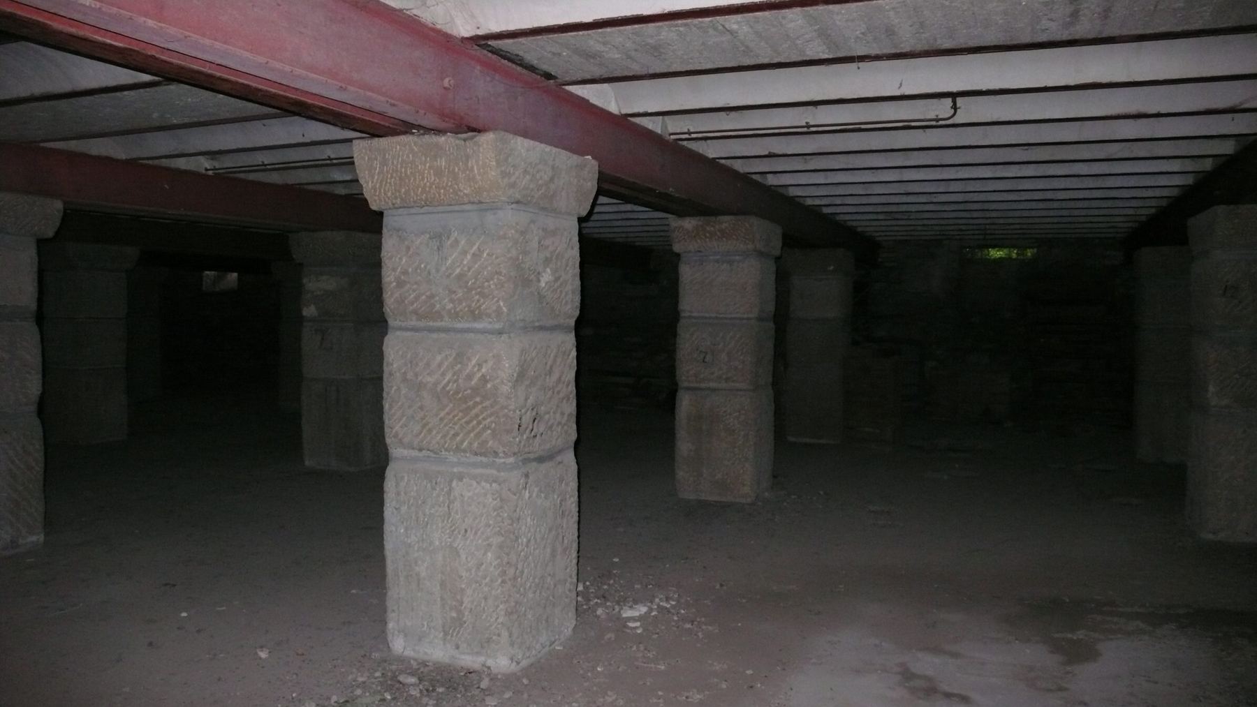 Interior de una nave con pilares de piedra