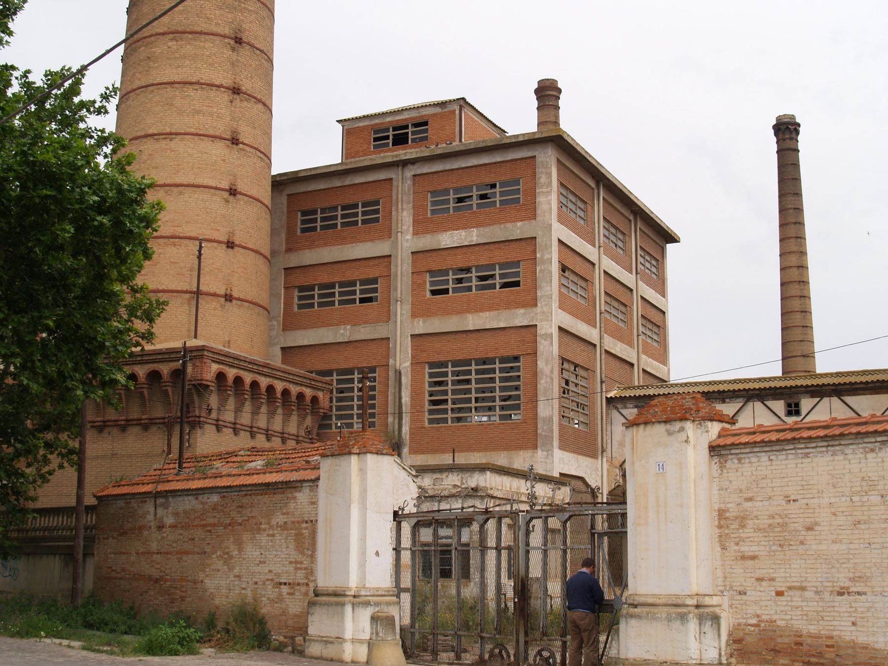 Silo de estuchado de ladrillo junto a una de las chimeneas