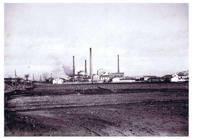 Vista general de la fábrica con sus chimeneas